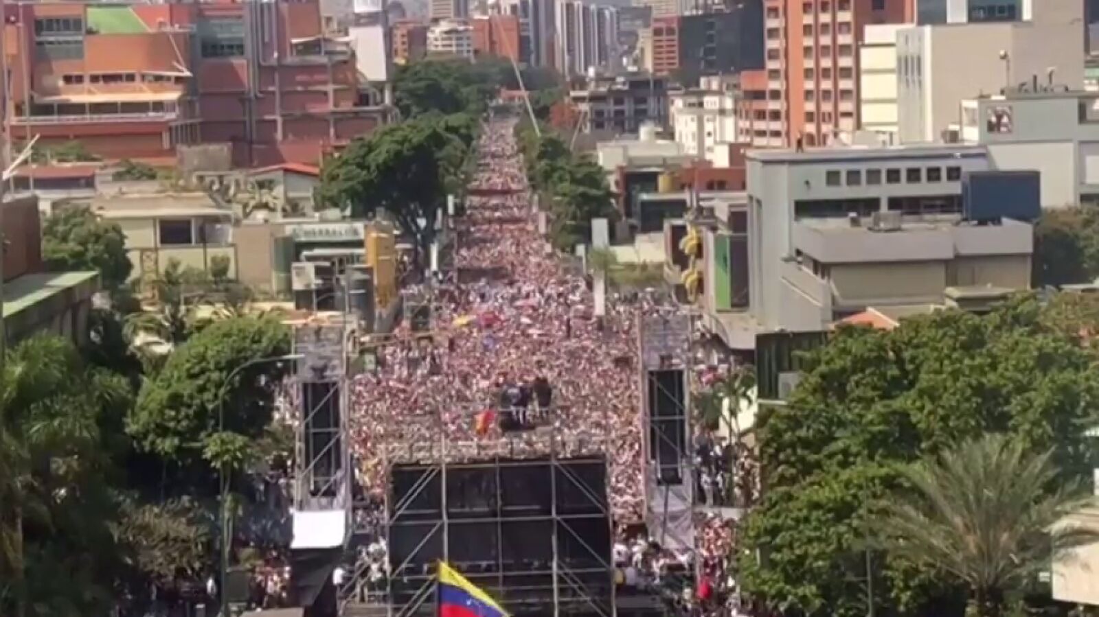 Miles de personas apoyan a Juan Guaidó en las calles de Venezuela