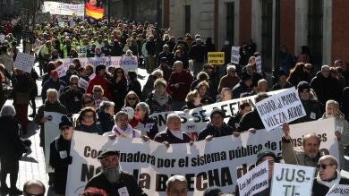 Los taxistas se suman a la manifestación de los jubilados por unas pensiones dignas en Madrid