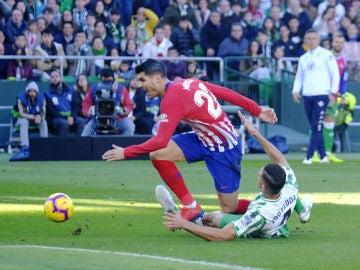 Morata, en la acción del penalti no pitado de Feddal