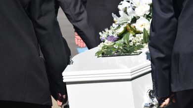 Recibe el ataúd de su bebé fallecido lleno de bolsas de plástico