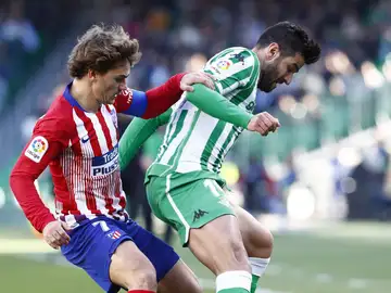 Griezmann y Barragán pelean por un balón en el Villamarín Griezmann y Barragán pelean por un balón en el Villamarín