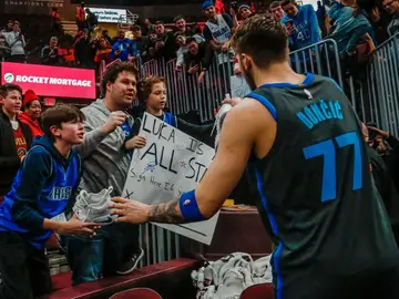 Luka Doncic atiende a los aficionados antes de retirarse a los vestuarios Luka Doncic atiende a los aficionados antes de retirarse a los vestuarios