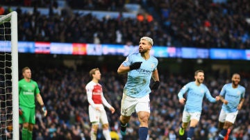 Agüero celebra uno de sus tres goles al Arsenal