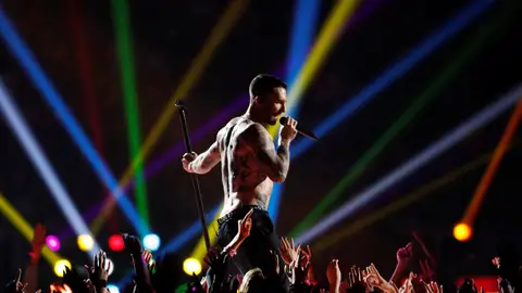 Adam Levine en el descanso de la Super Bowl Adam Levine en el descanso de la Super Bowl