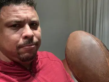 Ronaldo Nazario posa con un balón de fútbol americano Ronaldo Nazario posa con un balón de fútbol americano