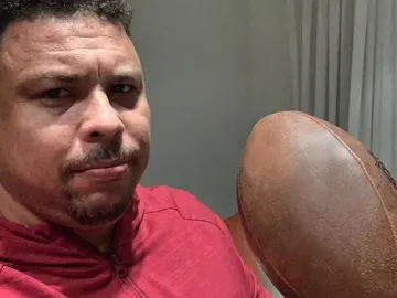 Ronaldo Nazario posa con un balón de fútbol americano Ronaldo Nazario posa con un balón de fútbol americano