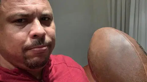 Ronaldo Nazario posa con un balón de fútbol americano Ronaldo Nazario posa con un balón de fútbol americano
