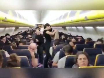 Casi 200 españoles pasan más de siete horas retenidos en un avión en Praga