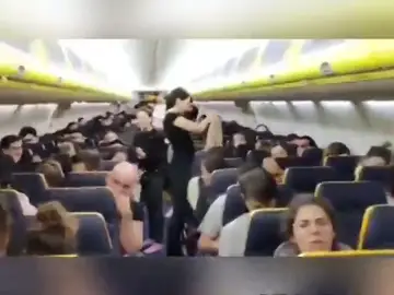 Casi 200 españoles pasan más de siete horas retenidos en un avión en Praga Casi 200 españoles pasan más de siete horas retenidos en un avión en Praga