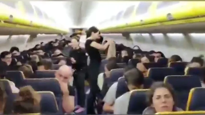 Casi 200 españoles pasan más de siete horas retenidos en un avión en Praga Casi 200 españoles pasan más de siete horas retenidos en un avión en Praga