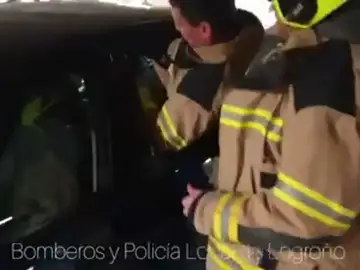 Rescatan a un bebé encerrado en un coche al bloquearse las puertas Rescatan a un bebé encerrado en un coche al bloquearse las puertas