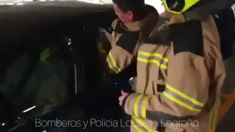 Rescatan a un bebé encerrado en un coche al bloquearse las puertas Rescatan a un bebé encerrado en un coche al bloquearse las puertas