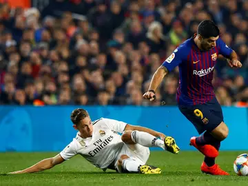 Marcos Llorente se tira al césped para intentar defender una acción Marcos Llorente se tira al césped para intentar defender una acción
