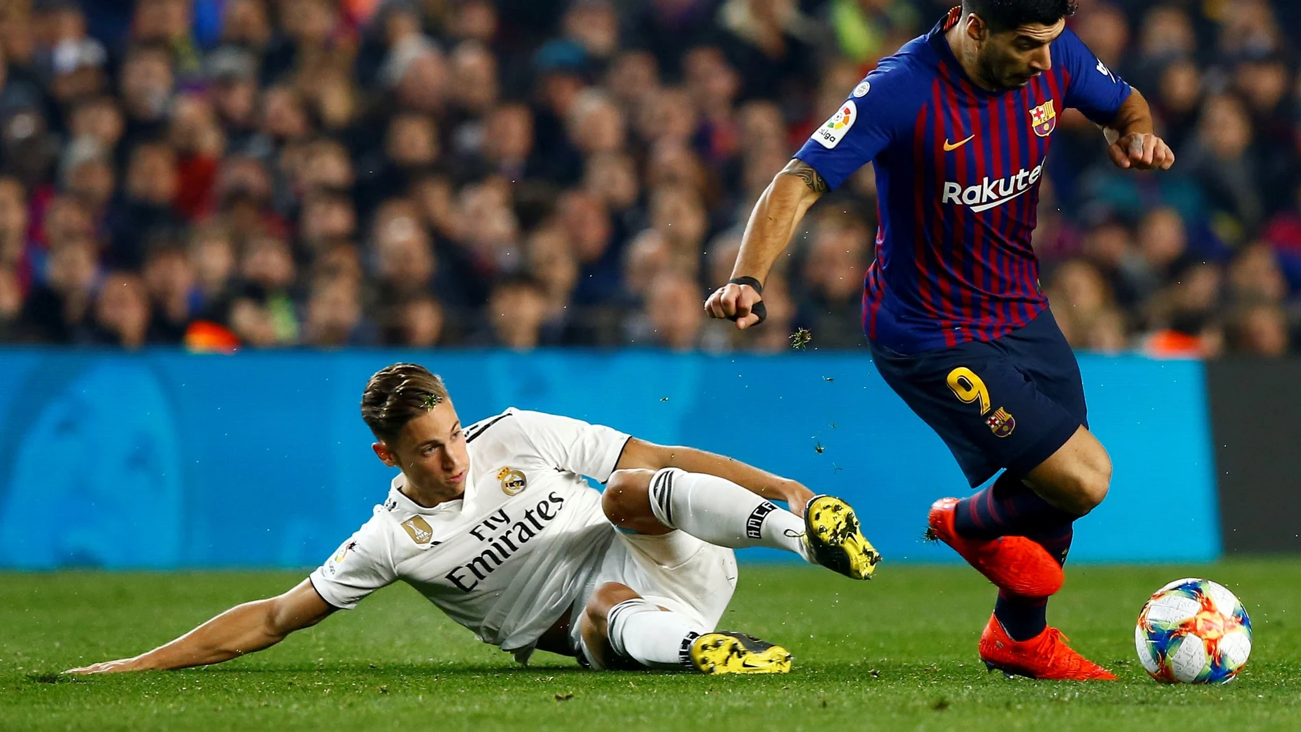 Marcos Llorente se tira al césped para intentar defender una acción Marcos Llorente se tira al césped para intentar defender una acción
