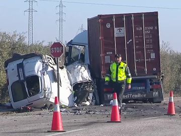 Las primeras imágenes del accidente de Utrera en el que han fallecido cinco personas Las primeras imágenes del accidente de Utrera en el que han fallecido cinco personas