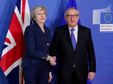 El presidente de la Comisión Europea, Jean-Claude Juncker, y la primera ministra británica, Theresa May El presidente de la Comisión Europea, Jean-Claude Juncker, y la primera ministra británica, Theresa May