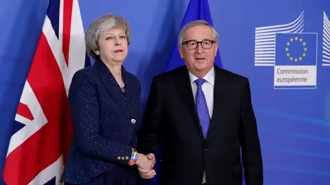 El presidente de la Comisión Europea, Jean-Claude Juncker, y la primera ministra británica, Theresa May El presidente de la Comisión Europea, Jean-Claude Juncker, y la primera ministra británica, Theresa May
