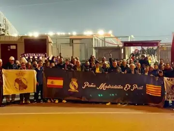 La peña madridista de El Prat denuncia que vetaron su pancarta en el Clásico y permitieron las independentistas La peña madridista de El Prat denuncia que vetaron su pancarta en el Clásico y permitieron las independentistas