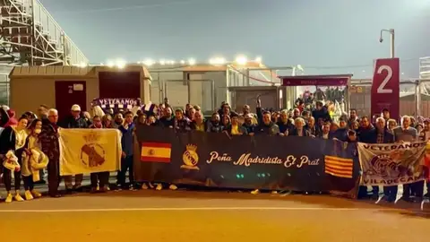La peña madridista de El Prat denuncia que vetaron su pancarta en el Clásico y permitieron las independentistas La peña madridista de El Prat denuncia que vetaron su pancarta en el Clásico y permitieron las independentistas