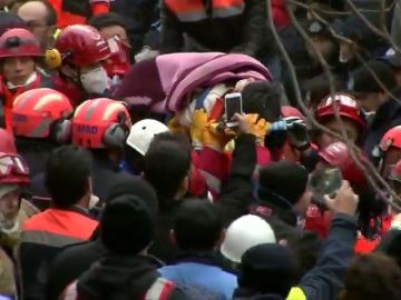 Rescatan a una niña de 5 años en el edificio derrumbado de Estambul