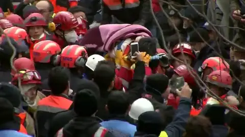 Rescatan a una niña de 5 años en el edificio derrumbado de Estambul Rescatan a una niña de 5 años en el edificio derrumbado de Estambul