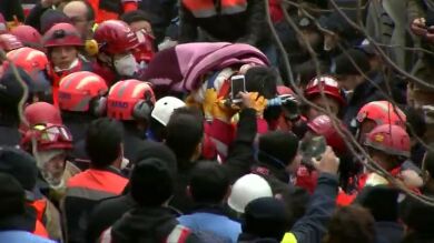 Rescatan a una niña de 5 años en el edificio derrumbado de Estambul