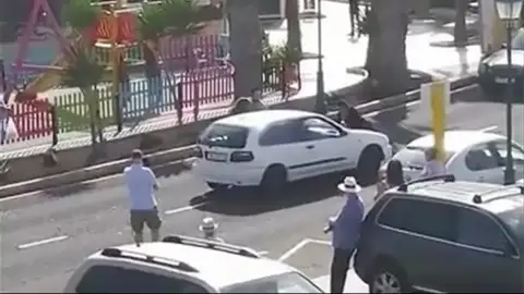 Un chico pone su vida en peligro para evitar que roben en la perfumería de su madre Un chico pone su vida en peligro para evitar que roben en la perfumería de su madre