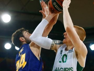 Ante Tomic defiende a Aaron White