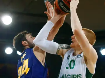 Ante Tomic defiende a Aaron White Ante Tomic defiende a Aaron White
