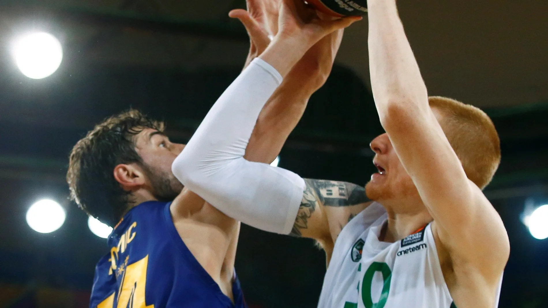 Ante Tomic defiende a Aaron White Ante Tomic defiende a Aaron White