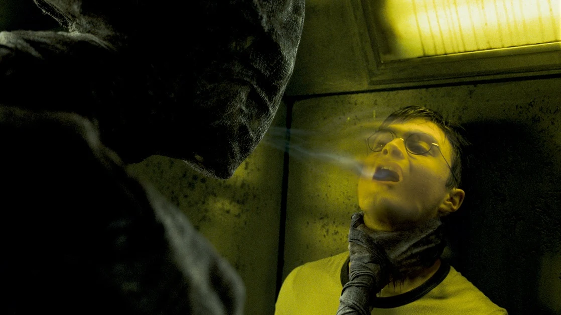 Harry Potter siendo atacado por un dementor