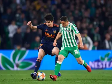 Soler y Guardado se disputan la posesión del balón Soler y Guardado se disputan la posesión del balón