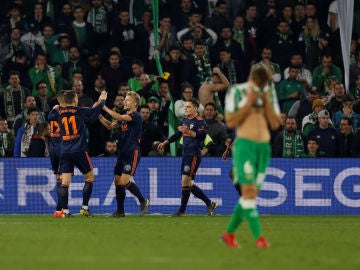 Los jugadores del Valencia celebran el gol de Gameiro