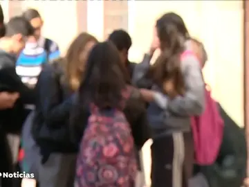 ¿Deberían de prohibirse los móviles en los colegios? ¿Deberían de prohibirse los móviles en los colegios?