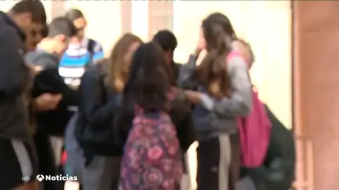 ¿Deberían de prohibirse los móviles en los colegios? ¿Deberían de prohibirse los móviles en los colegios?