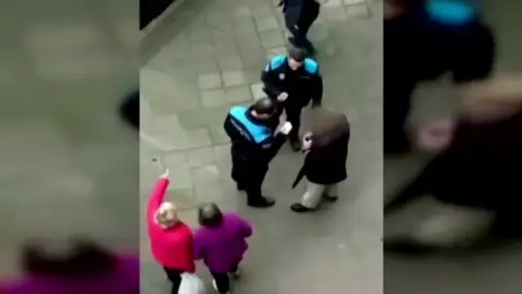 Detenido el octogenario que raya coches en Vigo Detenido el octogenario que raya coches en Vigo