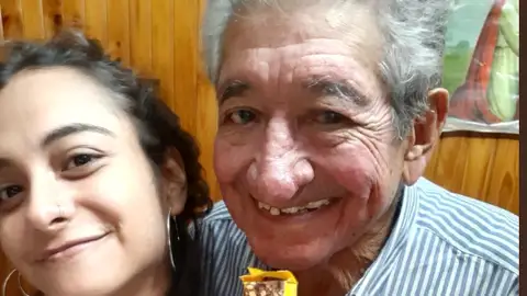 Imagen del abuelo con su nieta Imagen del abuelo con su nieta
