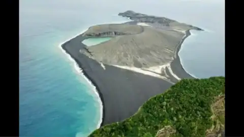 Nace una isla misteriosa tras la erupción de un volcán en el Pacífico Nace una isla misteriosa tras la erupción de un volcán en el Pacífico