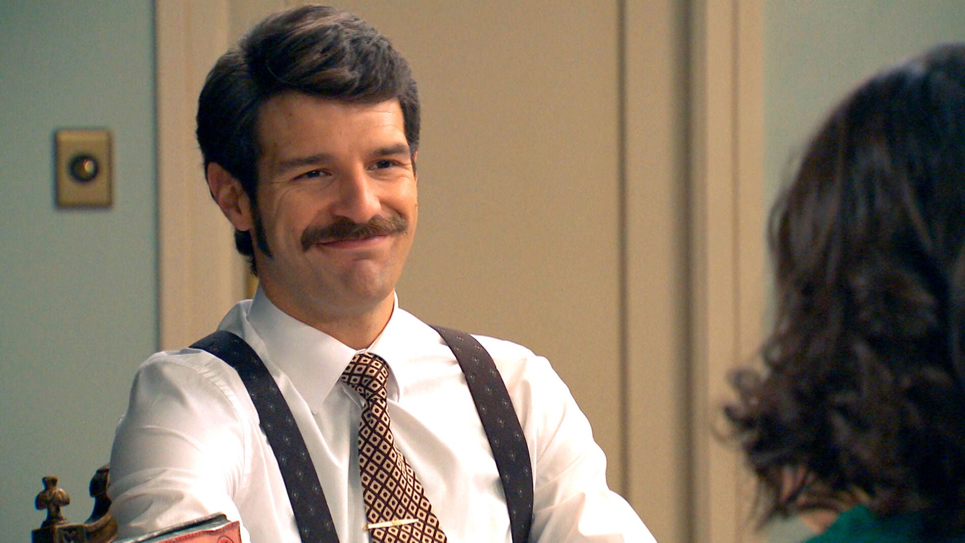 Carlos entrevista a Carolina en su suite para sorpresa de Natalia