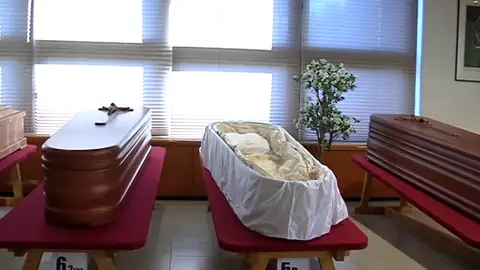 Estafa de los ataúdes: los investigadores creen que incineraban los cuerpos en féretros incompletos Estafa de los ataúdes: los investigadores creen que incineraban los cuerpos en féretros incompletos