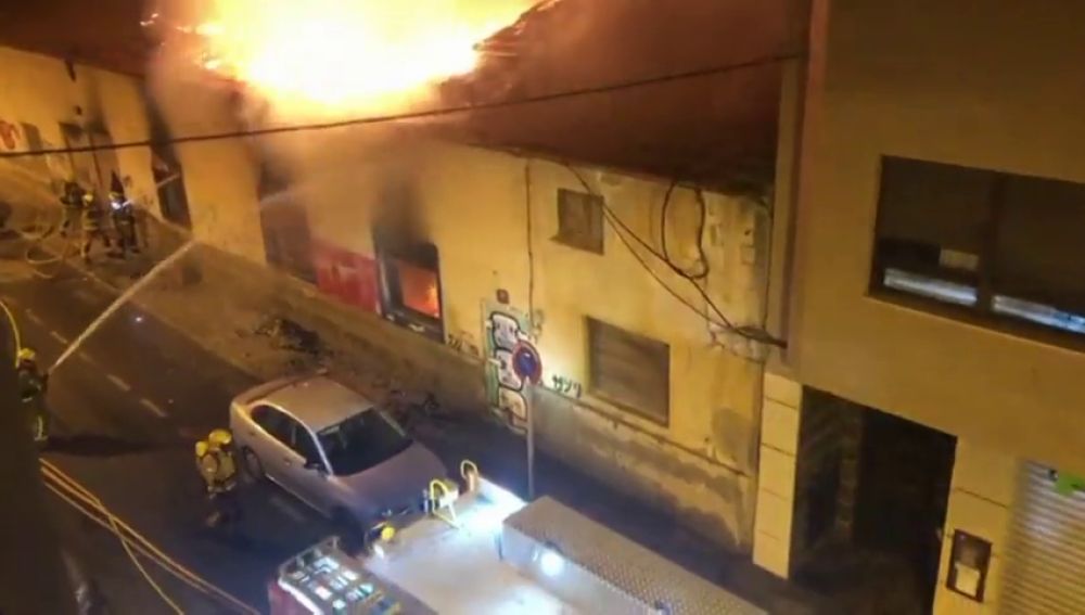 Un incendio en Alicante arrasa con una antigua fábrica de tomates