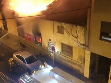 Un incendio en Alicante arrasa con una antigua fábrica de tomates