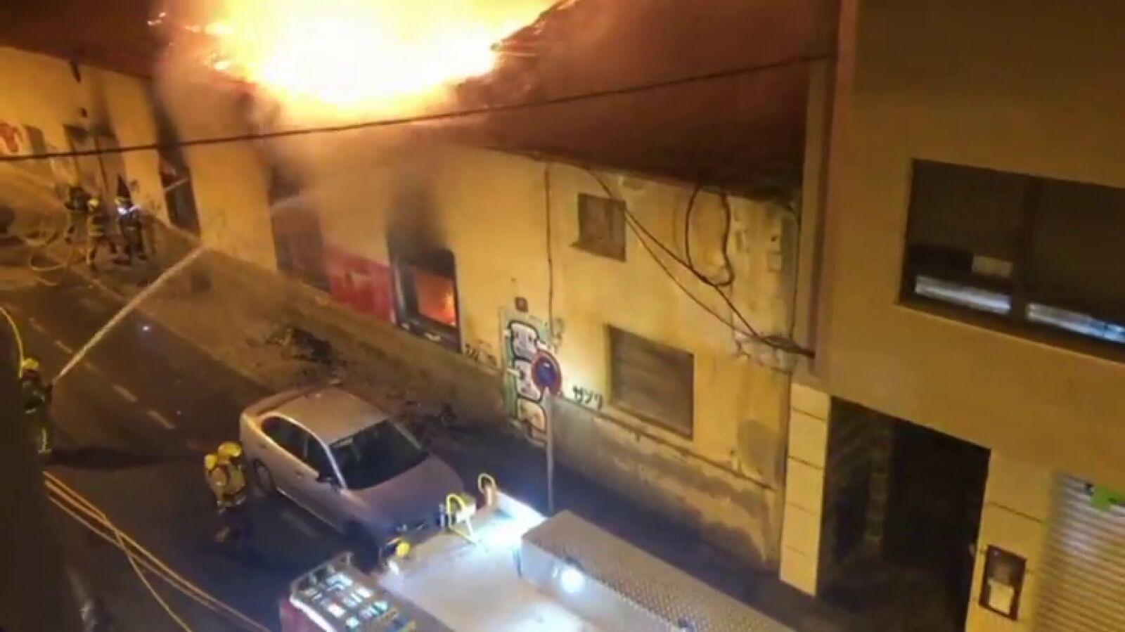 Un incendio en Alicante arrasa con una antigua fábrica de tomates