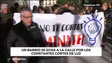 Los vecinos de Granada se manifiestan contra los cortes de luz