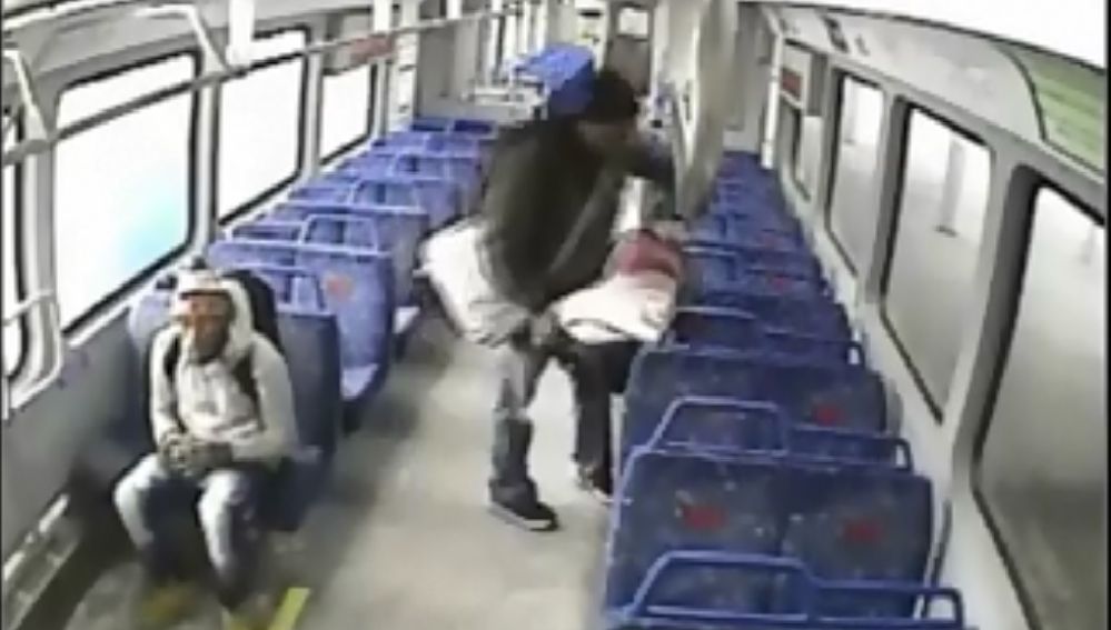 Padre olvida a su hijo en el vagón de un tren