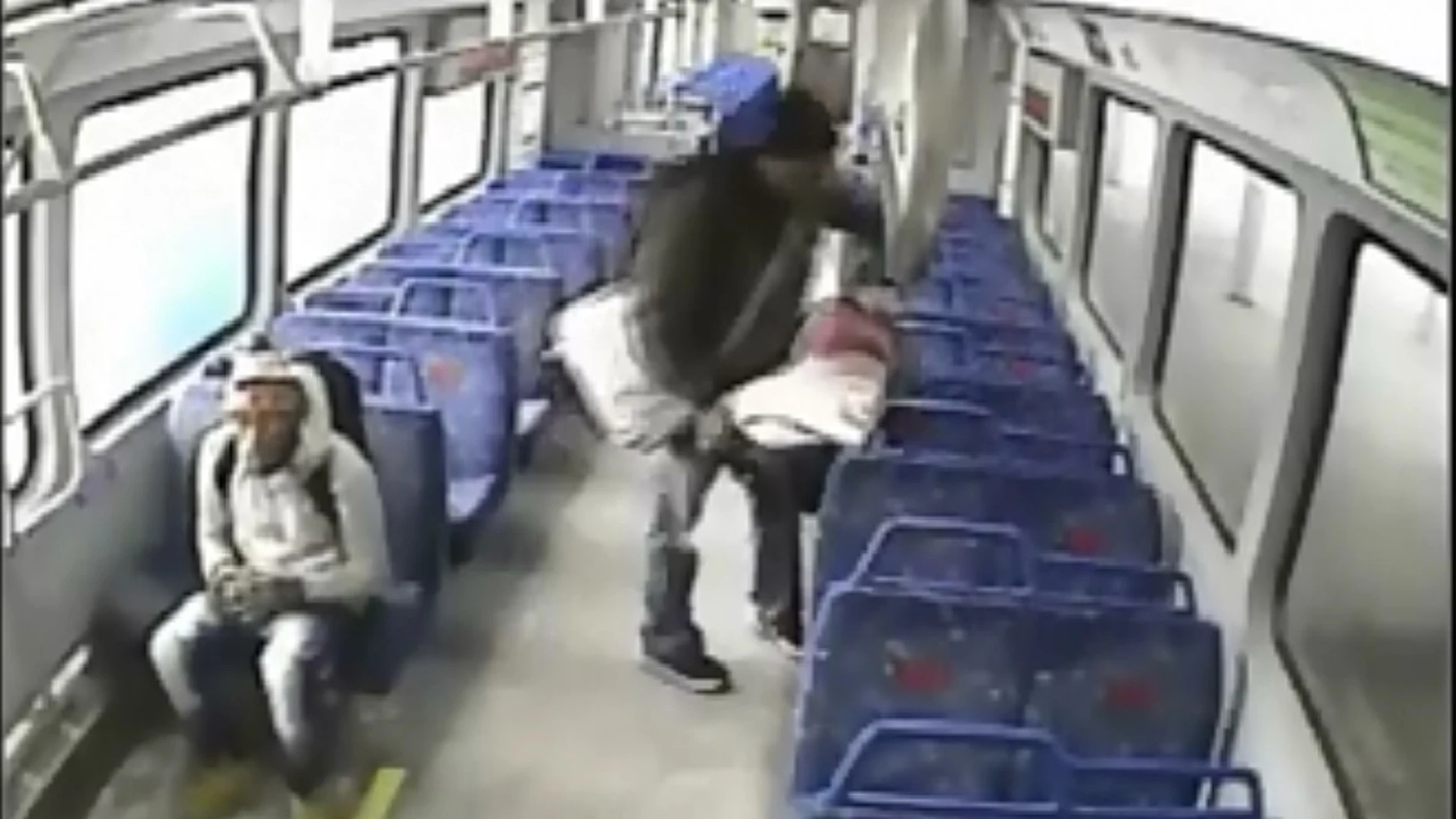 Padre olvida a su hijo en el vagón de un tren Padre olvida a su hijo en el vagón de un tren