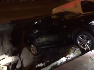 Un socavón de dos metros en el barrio madrileño de Ciudad Lineal engulle a dos coches