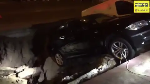 Un socavón de dos metros en el barrio madrileño de Ciudad Lineal engulle a dos coches Un socavón de dos metros en el barrio madrileño de Ciudad Lineal engulle a dos coches