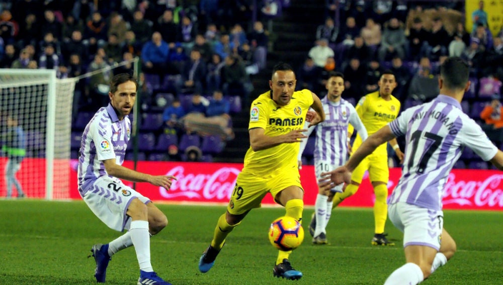 Cazorla busca la pelota