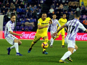 Cazorla busca la pelota